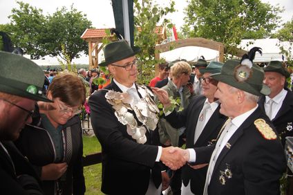 Gratulanten beim neuen König Gratulanten beim neuen König