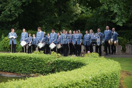 Blaue Husaren am Ehrenmal Blaue Husaren am Ehrenmal