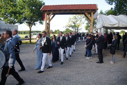 Polonaise erstmals durch den neuen Torbogen Polonaise erstmals durch den neuen Torbogen