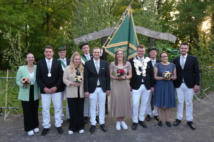 v.l.: Bierkönigin Charlotte Rödiger, Bierkönig Alex Pasker, Ehrendame Elisa Wessendorf Ehrenherr Jens Meickmann, Königin Julia Meickmann, König Dennis Vörding, Ehrendame Marie Brömmel, Ehrenherr Stefan Boruch,