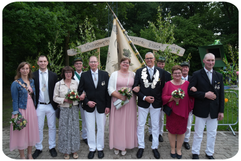 Thron 2022 v.l.: Ehrendame Karina Schönnebeck, Ehrenherr Lukas Schönnebeck,